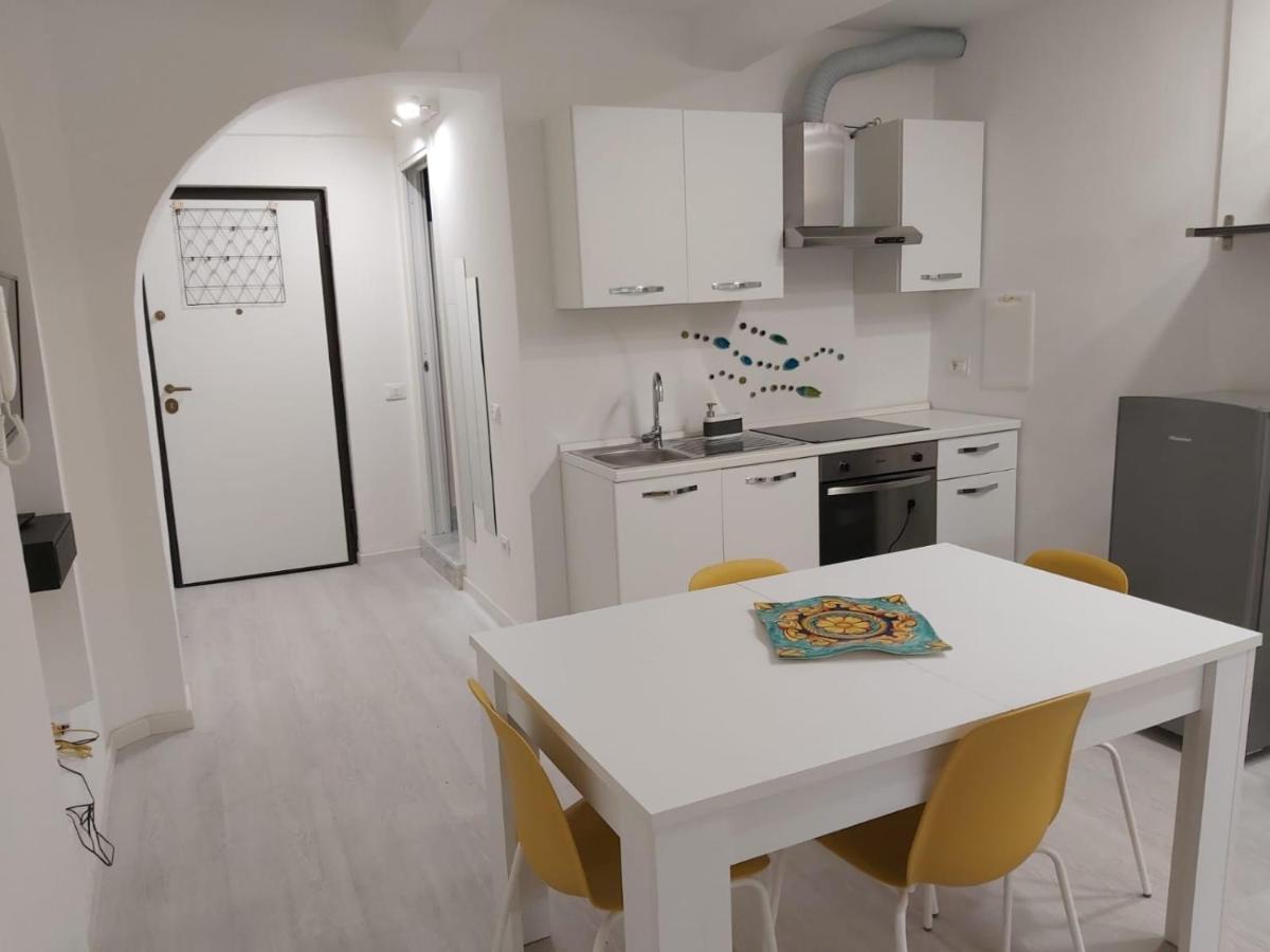 Holiday House Fieravecchia Salerno Bagian luar foto