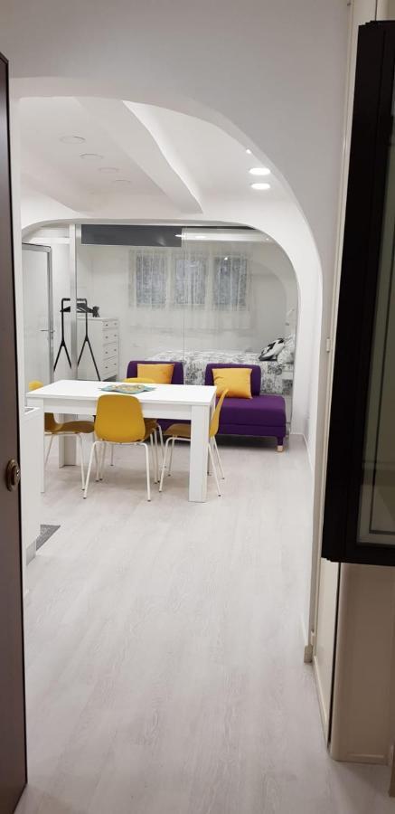 Holiday House Fieravecchia Salerno Bagian luar foto