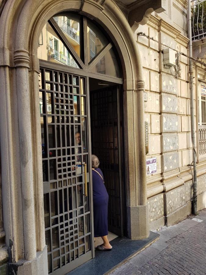 Holiday House Fieravecchia Salerno Bagian luar foto